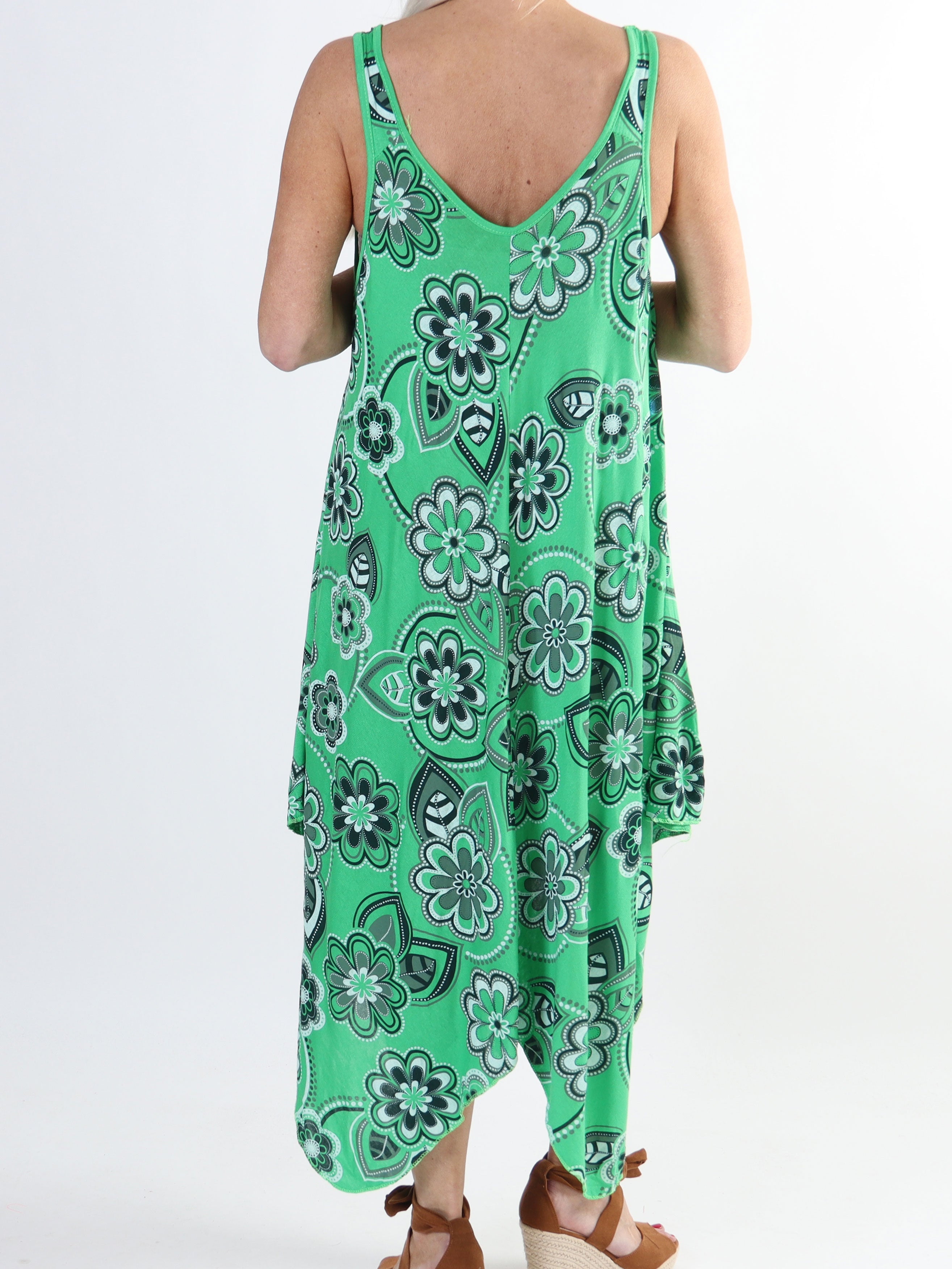 Veronica Flower - Blommig klänning med breda axelband i plusstorlek